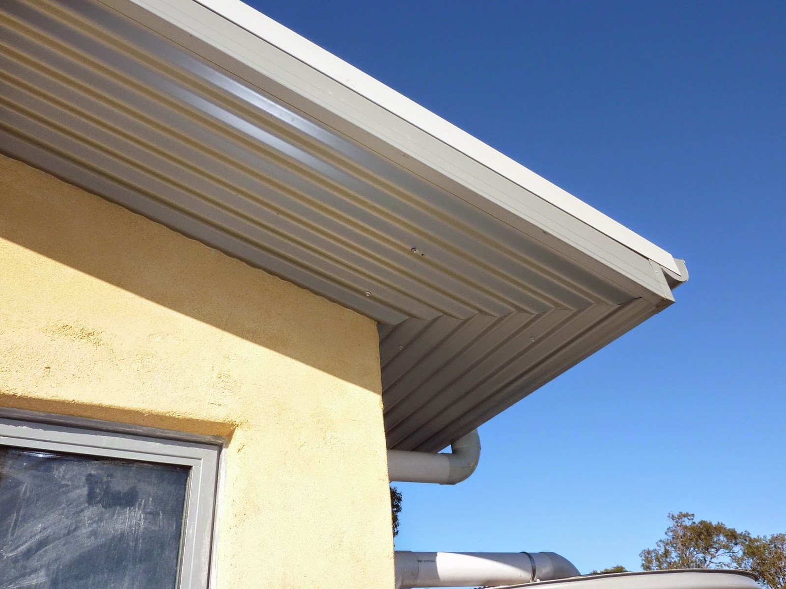 Подшивка карниза профлистом с10